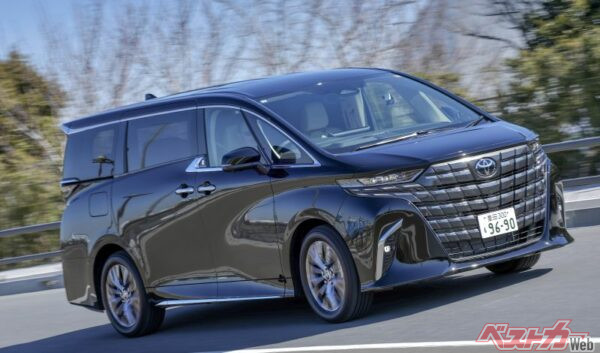 走行するアルファードPHEV