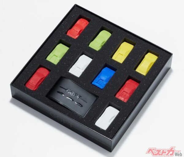 豪華なブラックのケース(サイズ:200×200mm)に、色とりどりのランボが10台。いい眺めですね~