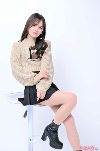 レースアンバサダーのコスとは打って変わってシックな私服で撮影に臨んでくれた友野さん。表情がイイ!!!