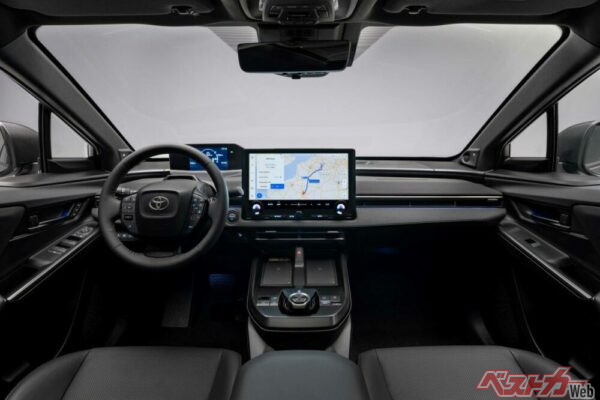 14インチの巨大なマルチインフォメーションディスプレイが目立つ