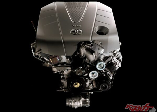 マイナーチェンジでは3Lから3.5Lへと置き換えられている