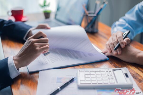 車両保険と同時に付帯してほしいのが、新車特約だ。（doidam10@Adobestock）