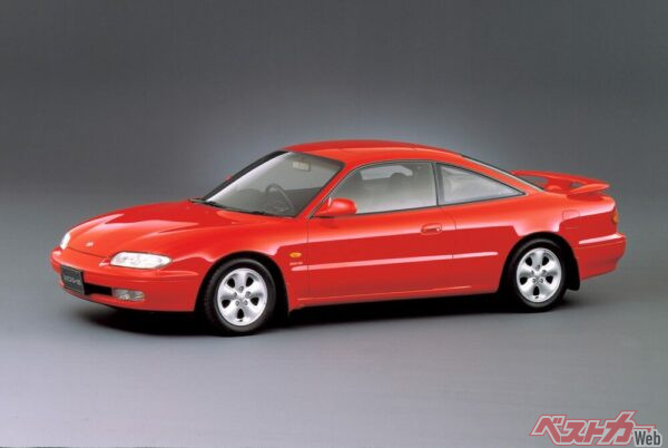 ロングホイールベースを特徴としていたクロノスをベースにしたことで、前後に伸びやかで美しいクーペフォルムが創造できた