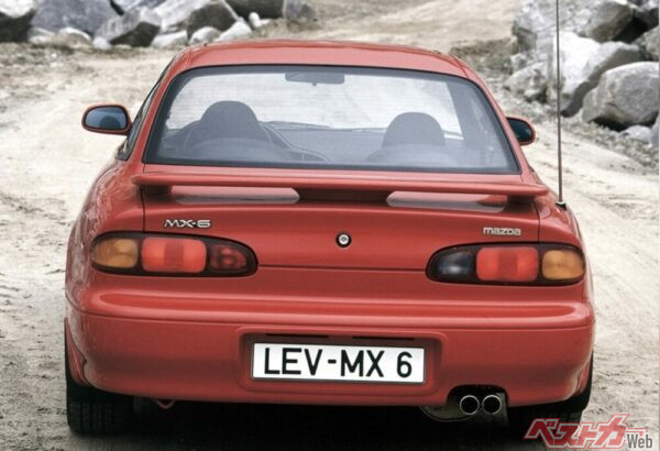 リアまわりのデザインは当時のマツダ車らしい、おおらかな曲線を組み合わせた無国籍風の雰囲気にまとめられていた