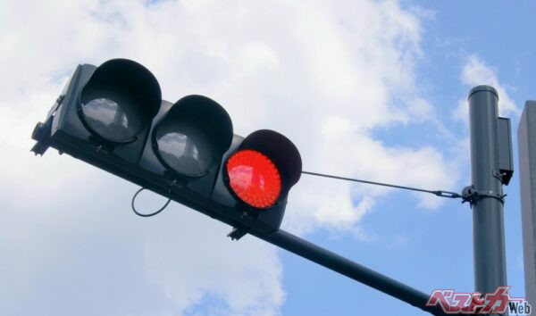 運転中「赤信号だから止まる」という単純なことも、脳のすべての部位と体との連携プレイにより行われているんです!