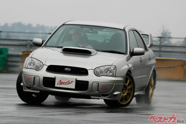2代目WRX STIは丸目、涙目、鷹の目と3種あるが、写真は中期の涙目