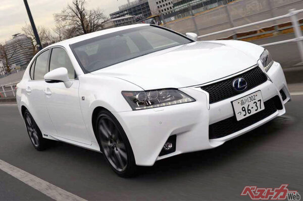 GSシリーズ2台目のハイブリッド車。パワーユニットはクラウンやISに搭載されている4気筒2.5Lエンジン+モーターのハイブリッド。ガソリン車より約100kg重いが軽快な走り