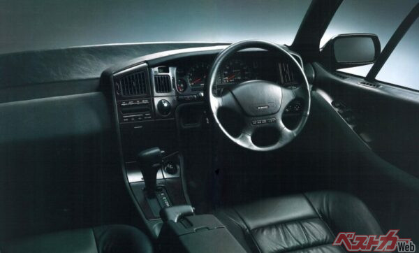 インテリアは、ゆるやかにラウンドしたメーターバイザー形状やセンターコンソールにより、すべてをソフトな曲線で構成。メーター、スイッチ類は人間工学に基づいたレイアウトとし、目視せずとも触れるだけで操作できるよう配慮されている