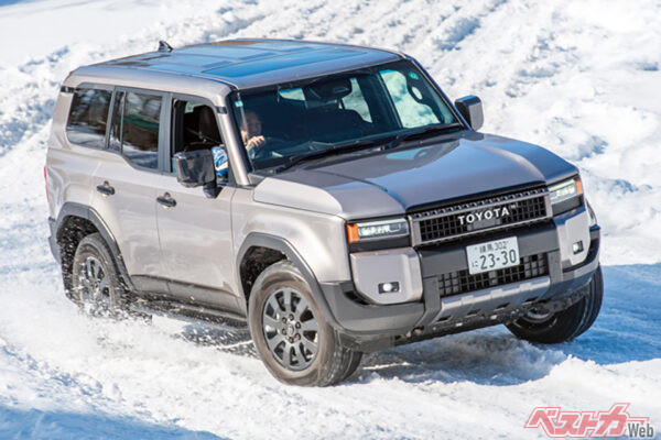 トヨタ ランドクルーザー250。LOWギアを備えた副変速機付きのフルタイム4WD。さらにセンターデフロック、リアデフロック機構も備え雪道を走るには万全のメカニズム。最低地上高は225mmと高く、深いわだちでも安心感が高い