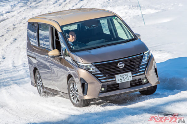日産 セレナe-4ORCE。フロントに163ps/32.1kgm、リアに82ps/19.9kgmの強力なモーターを搭載。前後モーターのトルクを協調制御することで発進からコーナリング時まで安定した走りを見せる。リアモーターが強力でグイグイ押し出す