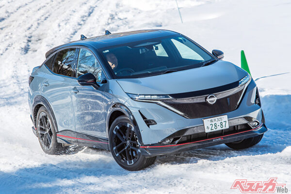 日産 アリアNISMO。フロント、リアにそれぞれ最高出力218ps、最大トルク30.6kgmのモーターを搭載するBEV。前後モーターの出力を緻密に制御し安定した姿勢を制御する。NISMOモードでは特にパワフルな走りを見せる