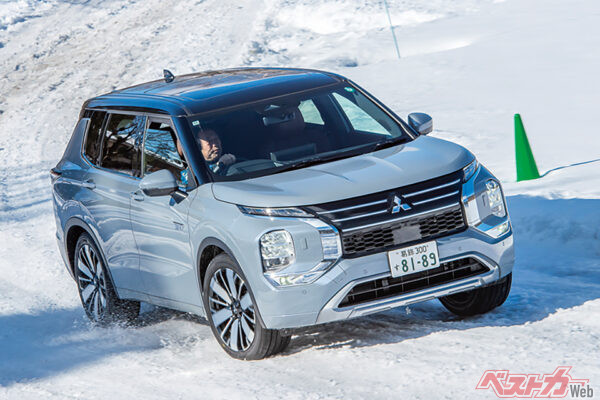 三菱 アウトランダーPHEV。フロントに115.5ps/26.0kgm、リアに135.9ps/19.9kgmのモーターを搭載し、三菱が長年蓄積した4WD制御ノウハウを生かしたS-AWCで前後のモータートルクを制御。路面に応じた制御モードを備える