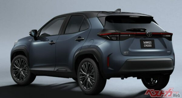 ブラック塗装でマッシブ感を感じるヤリスクロスのリアビュー