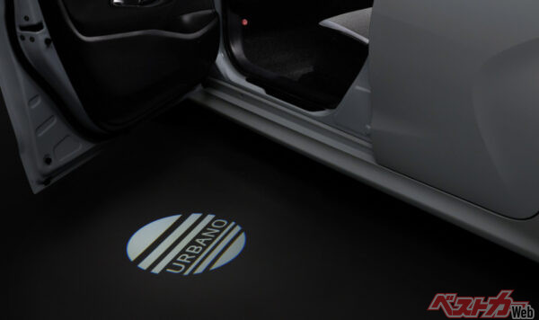 ドアを開けたら路面に映し出される「プロジェクション・イルミネーション」。気分が上がるッ