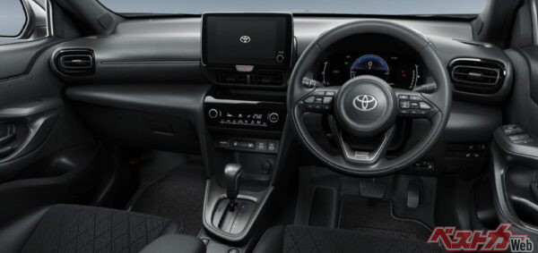 ヤリスクロスのインパネ。ステアリング・エンブレム(販売店オプション)などを選べる