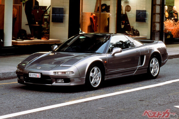 初代ホンダ NSX。1990年登場の前期型は3L・V6エンジンを搭載し、MT車は280psを発揮