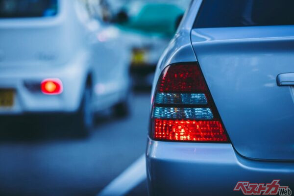 ポンピングブレーキは、ハザードランプを使うほどでもないけど、後続車に注意を促したい、というときにだけ使用すればよいのでは（PHOTO：Adobe Stock_beeboys）