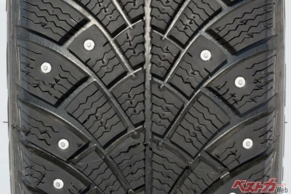 仙台市ではスパイクタイヤを着用する人が多く、それが仙台市をほこりっぽく感じる原因でもあった(nidafoto@Adobe Stock)