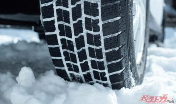 スパイクタイヤの粉塵問題は全国に広まっていき、1990年には原則使用禁止となった(naka@Adobe Stock)