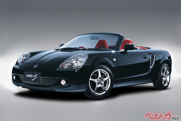 トヨタ MR-S（1999年登場）。140ps/17.4kgmの1.8L直4エンジンを搭載