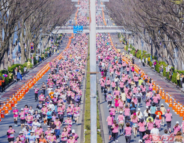 うおおおおお! 渋谷区の表参道を埋め尽くす5000人の女性ランナー。壮観な眺めはまさに「春満開」!!