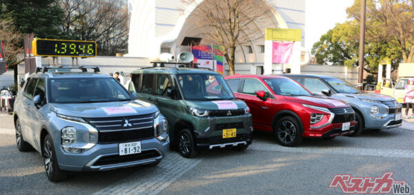 スタート1時間39分前に勢ぞろいした、三菱自動車からの提供車両たち。右端が先導車のアウトランダーPHEV