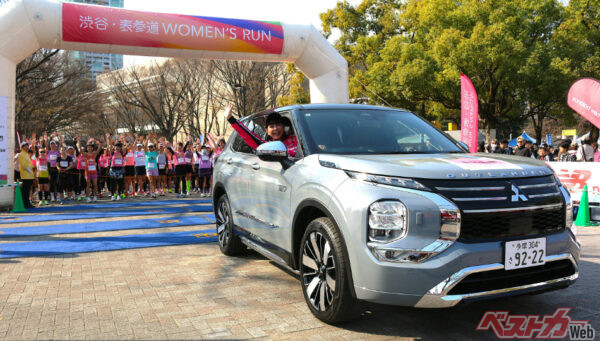 先導車に乗り込んだ竹岡 圭さんとランナーのみなさん。朝9時のスタート直前の一枚!