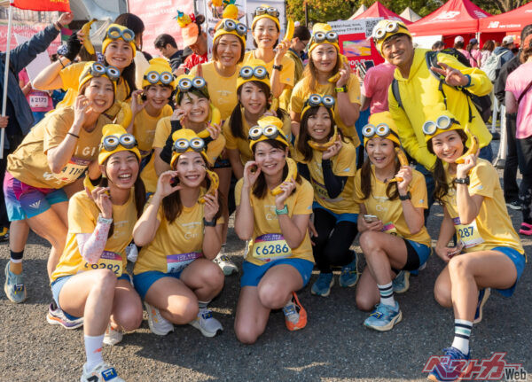 「ミニオンズ」風のコスプレで走りま~す! という「チアーズ」のみなさん。3回目の参加で遠くは名古屋から駆けつけたそうです