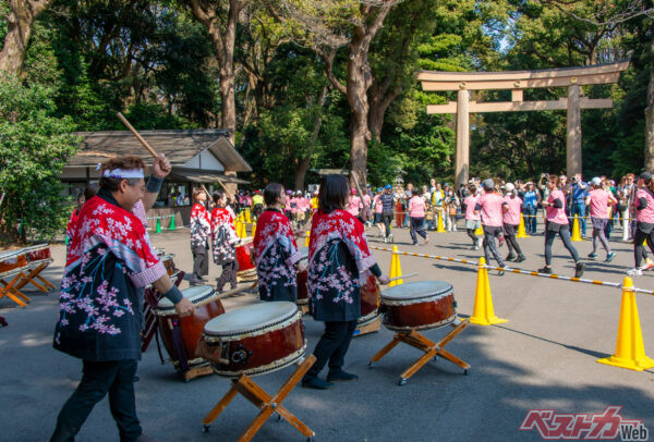 和太鼓演奏のなか、明治神宮の中を走るランナーたち。なんと、先導車も明治神宮の中を走った!