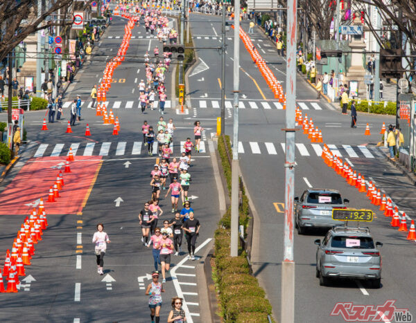陽光のなか、都会のど真ん中を走る抜けるアウトランダーPHEVとランナーたち。輝いていました!!