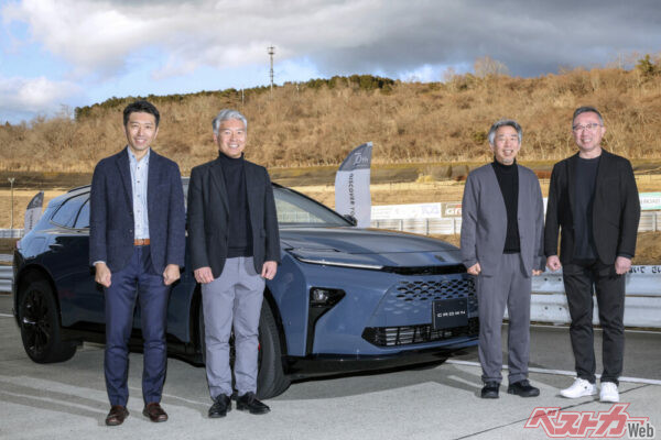 左から、本間裕二氏(製品企画主査)・清水竜太郎氏(チーフエンジニア)・宮崎満則氏(チーフデザイナー)・多和田貴徳氏(車両性能開発担当)