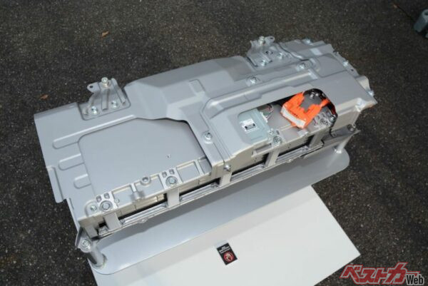 バイポーラ型の技術はリチウムイオン電池への応用も可能とされ、今後バッテリーの高出力化と蓄電量の向上が期待されている