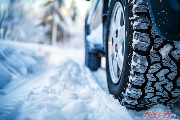 あくまでも純正装着サイズの中で、ホイールインチが小さく、タイヤ幅の狭いサイズを選ぶべし(siro46@Adobestock)