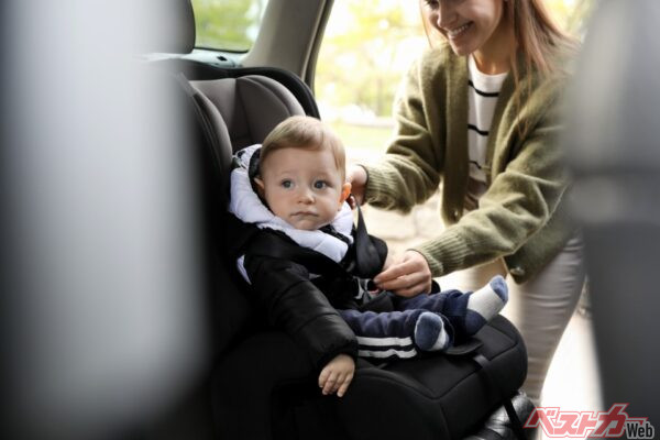 「飲んだら乗るな」と同じレベルで、「チャイルドシートに乗せないならクルマを使うな」くらいの共通認識が必要(New Africa@Adobestock)