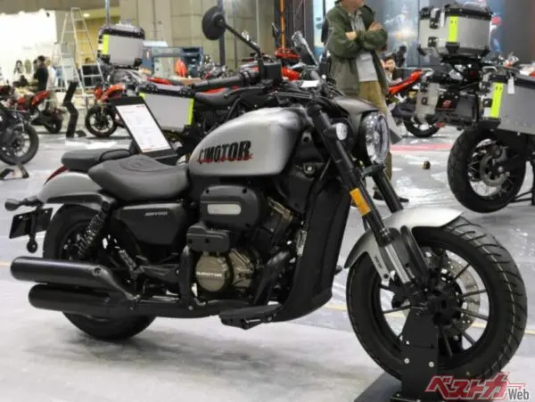 【東京MCショー速報】ATクルーザー「SRV250A」爆誕！スクーター的左右ブレーキのボバー登場 打倒レブルEクラッチを狙う？【モーターサイクルショー2025】