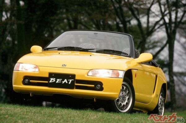 かたまり感のあるフォルムはボディを大きくワイドに印象づけ、MRの高い走りの性能を見た目でも表現している。ボンネットはフロントウインドウ下端から開く前ヒンジ構造を採用した