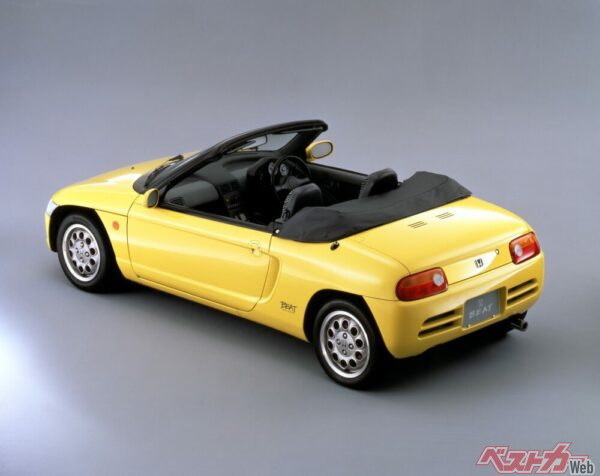 幌はひとりで開閉できるマニュアル式。リアウインドウは塩化ビニールとし、ファスナーによって開閉および着脱が可能だ