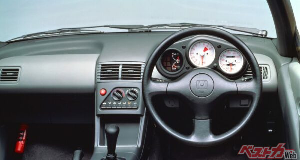 タコメーターを中央に、スピードメーターを右に、水温計や燃料計などを円内にまとめたコンビネーションメーターを左に配置した3眼メーターを採用。車内はインパネアッパー部とロアー部やドアライニングの上下など室内全体をツートーンカラーで統一し、乗員を包みこむようなデザインになっている