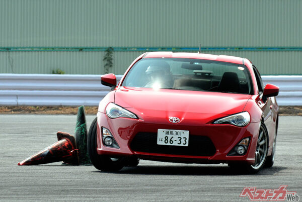 トランクに160kgものウェイトを積載すると、さすがにリアヘビーでどうなるのかと思ったら、意外にも後輪にトラクションがかかって、相対的にプッシングアンダー傾向となった。タイムは29秒22でノーマル状態と比べて0.7秒落ちで充分に速かった