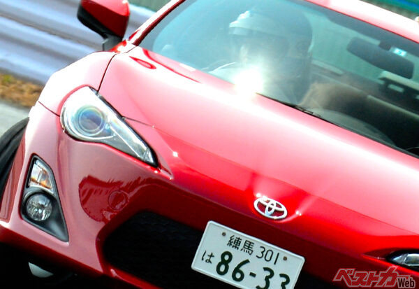 86のトランク・後席に重りを置いて実験 「前後重量配分」って走りにどんだけ大事なの!!?【ベストカーアーカイブス2013】