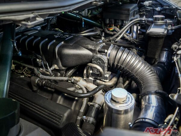 ボンネット形状を変えず、良くも収まるものだと関心するV8エンジン。本来は誇らしく見える「4.7 V8」の文字が隠れ気味なところが実に可愛い。