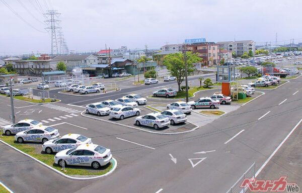 実質3時限のMT運転講習は一般道とはかけ離れた特殊な環境の教習所内のみというのは異常