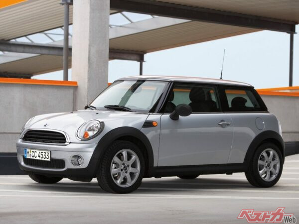 初代の大ヒットを受け、デザインをほぼ変えずにモデルチェンジした2代目モデル。この頃からボディバリエーションも増え、兄弟が増加。クーペやロードスターまで誕生した。