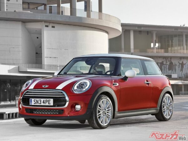 最近まで現行車種として販売されていた3代目ミニ。販売期間が10年近いため、流通台数は2000台以上、中古車価格は60万円〜となっている。