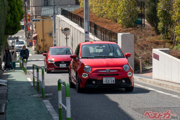 一度も路上をMTで走ったことがない状況で坂道発進は怖すぎる