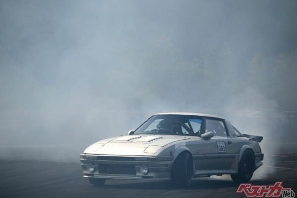 日光サーキットでキレのあるドリフトを披露していたRX-7