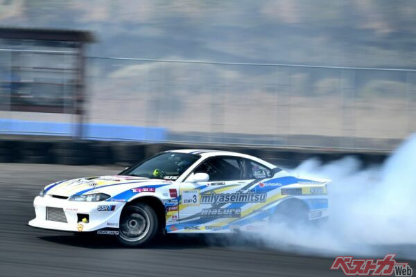 華麗なドリフトを決める伊藤さん