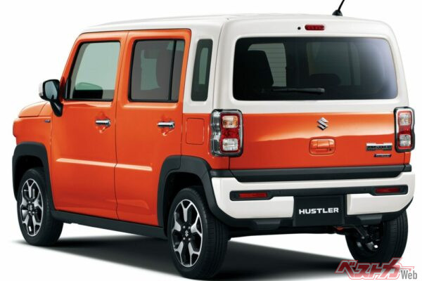 こちらは上級グレードのHYBRID X（2トーンカラー仕様）のリアビュー。ドアハンドルはメッキで、15インチアルミホイールもほかの2タイプとは違うという凝りよう
