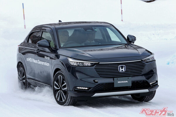 ホンダの次世代e：HEVを雪上試乗。外見はヴェゼルだが内部には次世代版のe：HEVを搭載した物理的接続のない4WDだ