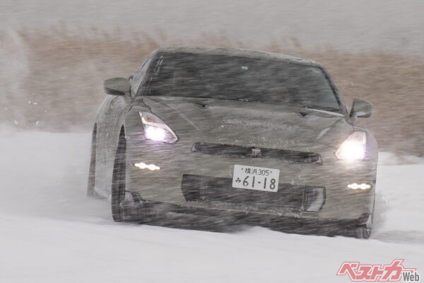 R35GT-Rの600ps近いパワーを氷上でコントロールするのは大変だが面白い